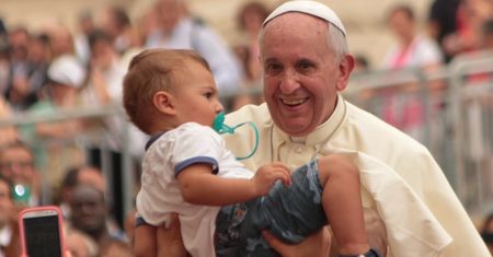 Papież Franciszek w ogniu krytyki. Chodzi o słowa na temat par wybierających zwierzęta zamiast dzieci