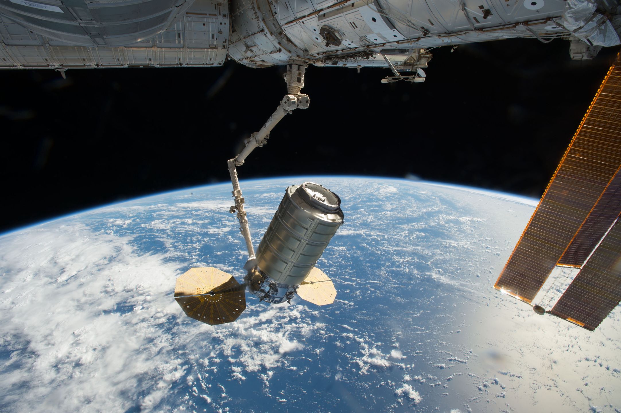 Canadarm2 przechwytujący bezzałogowy statek kosmiczny Cygnus