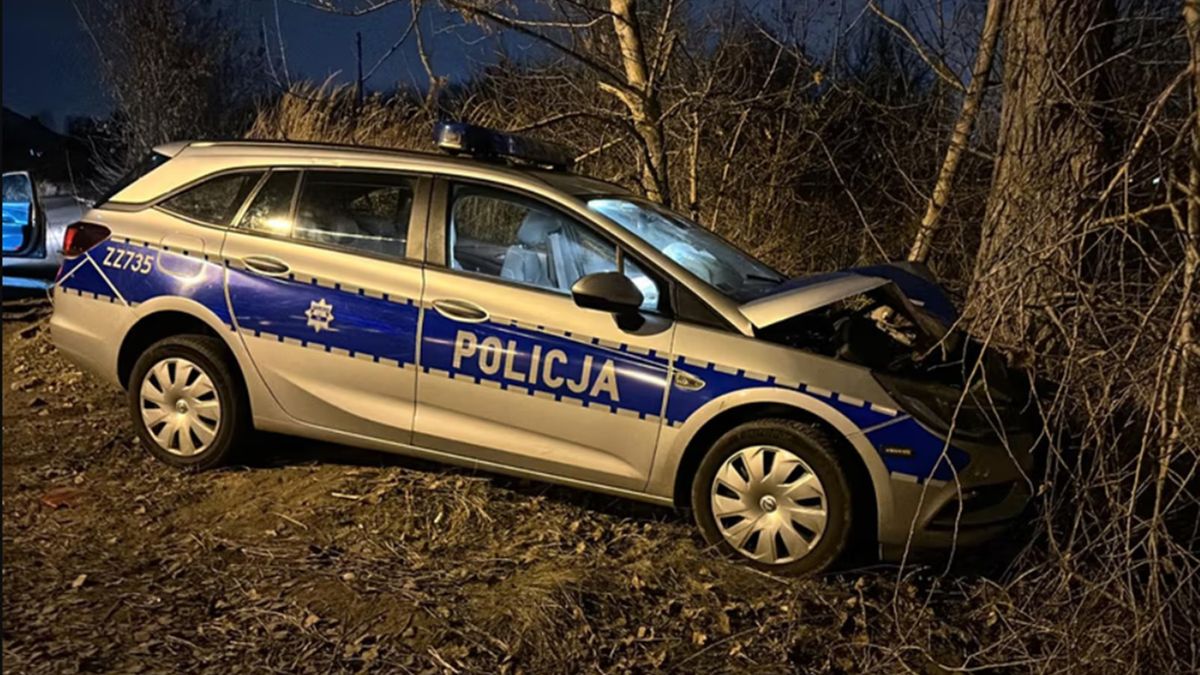 Rozbity radiowóz to niejedyny problem brawurowych policjantów