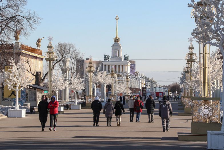 Daily life in Moscowepa09792016 Russian people enjoy the sunny weather on the VDNH exhibition centre in Moscow, Russia, 28 February 2022. On February 24, early in the morning, Russian President Vladimir Putin launched a 'special military operation' in the Donbas with the aim, as he put it, of demilitarizing and denazifying Ukraine, as well as bringing to justice those who committed numerous bloody crimes against civilians. Martial law has been introduced in Ukraine, explosions are heard in many cities, including Kiev. The Bank of Russia decided to raise the key rate from February 28 to 20 per cent per annum.  EPA/MAXIM SHIPENKOV Dostawca: PAP/EPA.MAXIM SHIPENKOV