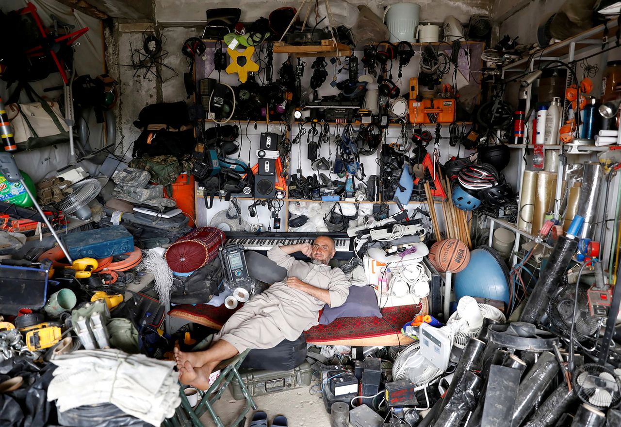 5.07.2021 r., Afganistan. Afgańczyk odpoczywa w swoim sklepie, w którym sprzedaje rzeczy, które pozostawili po sobie amerykańscy żołnierze w okolicach bazy wojskowej w Bagramie.