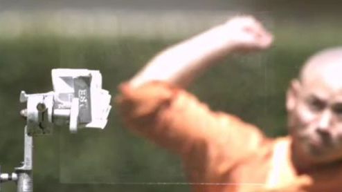 Mnich z Shaolin za pomocą igły przebija szklaną płytę [wideo] 1