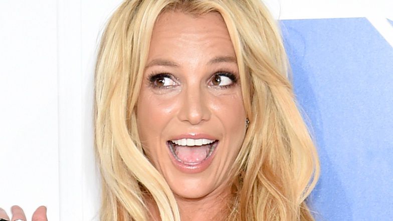"Wyzwolona" Britney Spears pozuje TOPLESS! (FOTO)