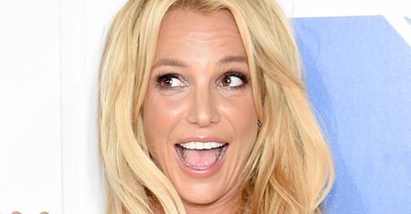 "Wyzwolona" Britney Spears pozuje TOPLESS! (FOTO)
