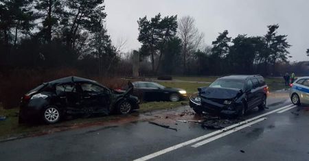 Zjechał na przeciwny pas i czołowo zderzył się z innym autem. Nie żyje jedna osoba