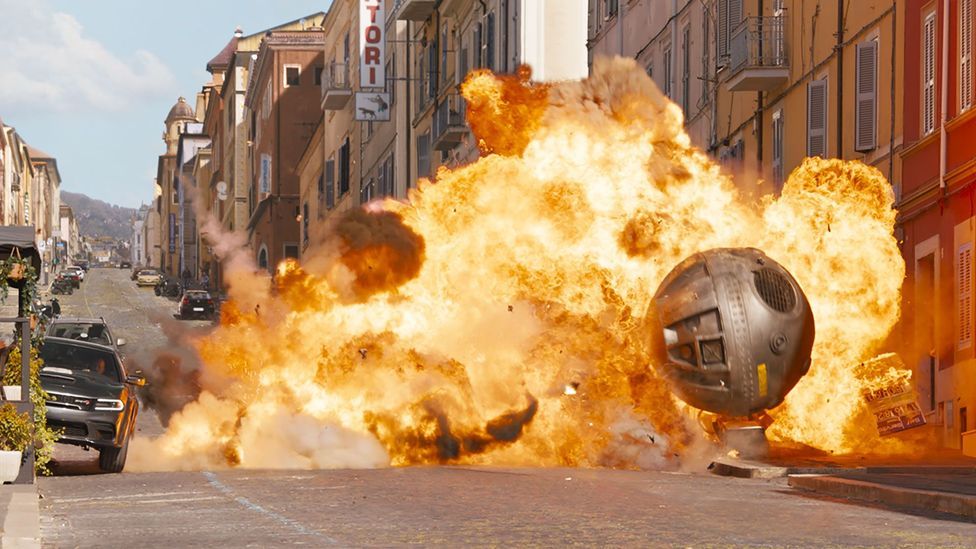 Czy w "Szybkich i wściekłych 10" auta grają w football wielką bombą na ulicach Watykanu? Być może