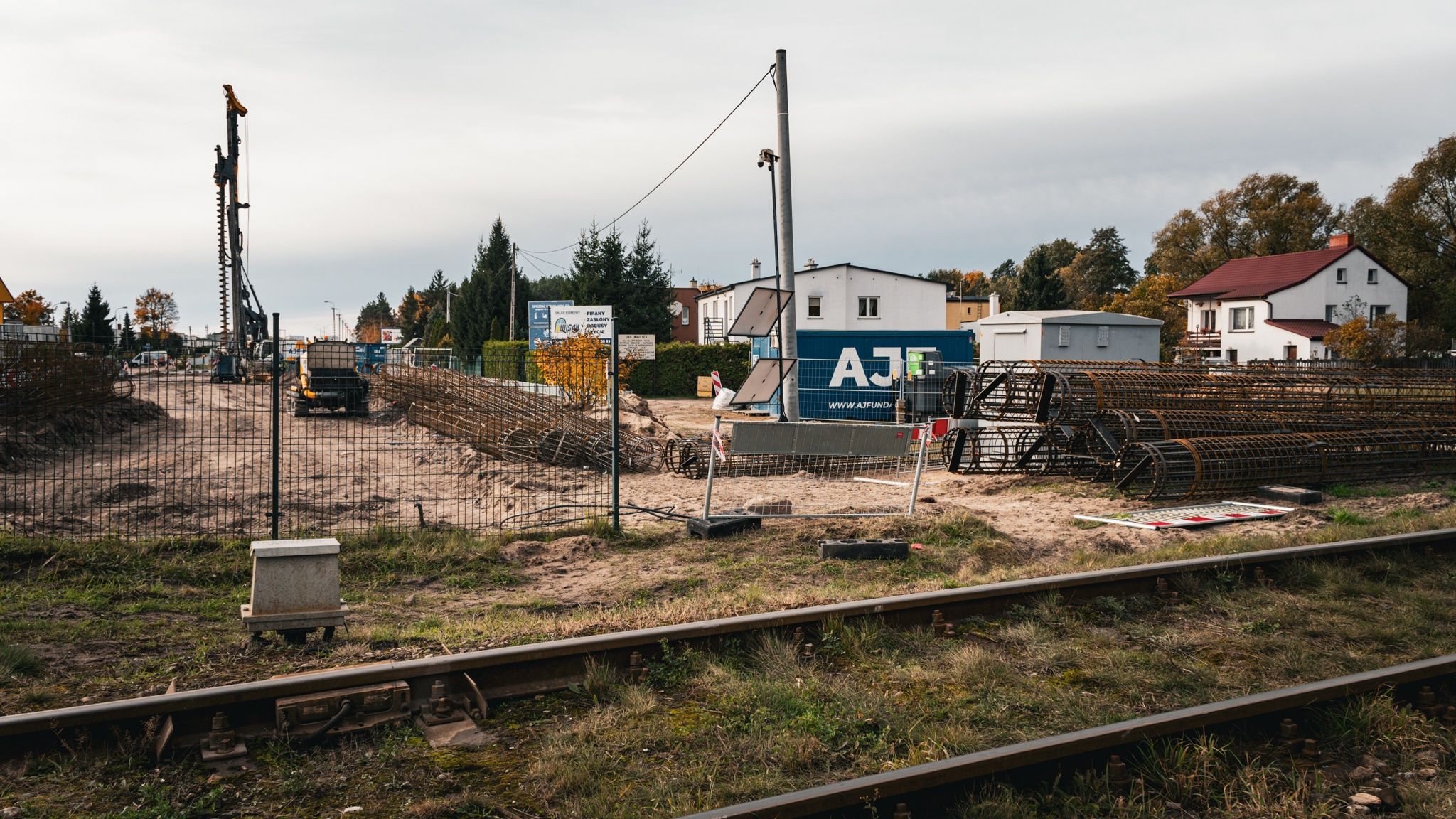 Na ul. Olsztyńskiej w Toruniu trwają prace przy budowie estakady nad torami kolejowymi. 