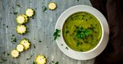 Przepis na zupę z cukinii. Lekkie i smaczne danie na obiad i kolację