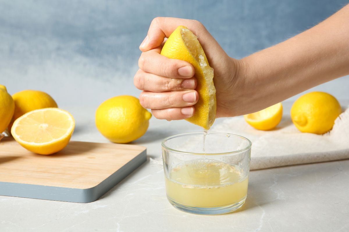 Aby wydobyć z cytryny jak najwięcej soku, roluj ją pod ręką