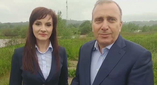 Schetyna i Trzaskowski krytykowani za spoty na terenie powodzi, posłowie PiS w reklamach z prezydentem RP