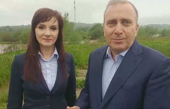 Schetyna i Trzaskowski krytykowani za spoty na terenie powodzi, posłowie PiS w reklamach z prezydentem RP