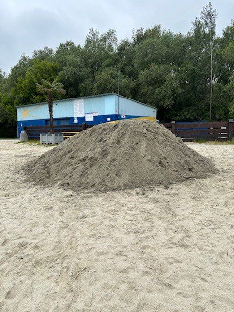 Na Żwirownię przywieźli nowy piasek. Czytelniczka twierdzi, że jest on słabej jakości, ratusz odpowiada, że po prostu mokry.