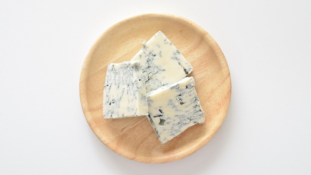 Gorgonzola to włoski ser podpuszczkowy i dojrzewający, z charakterystycznym przerostem niebiesko-zielonej pleśni. Produkowany jest z mleka krowiego.