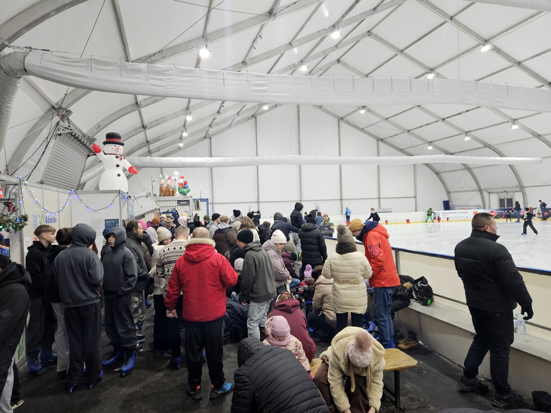Lodowisko przyciąga tłumy. Najlepiej wcześniej kupić bilet 