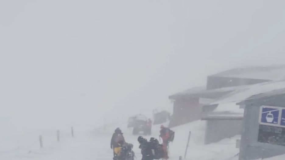 Śnieżka, turyści, ratownicy