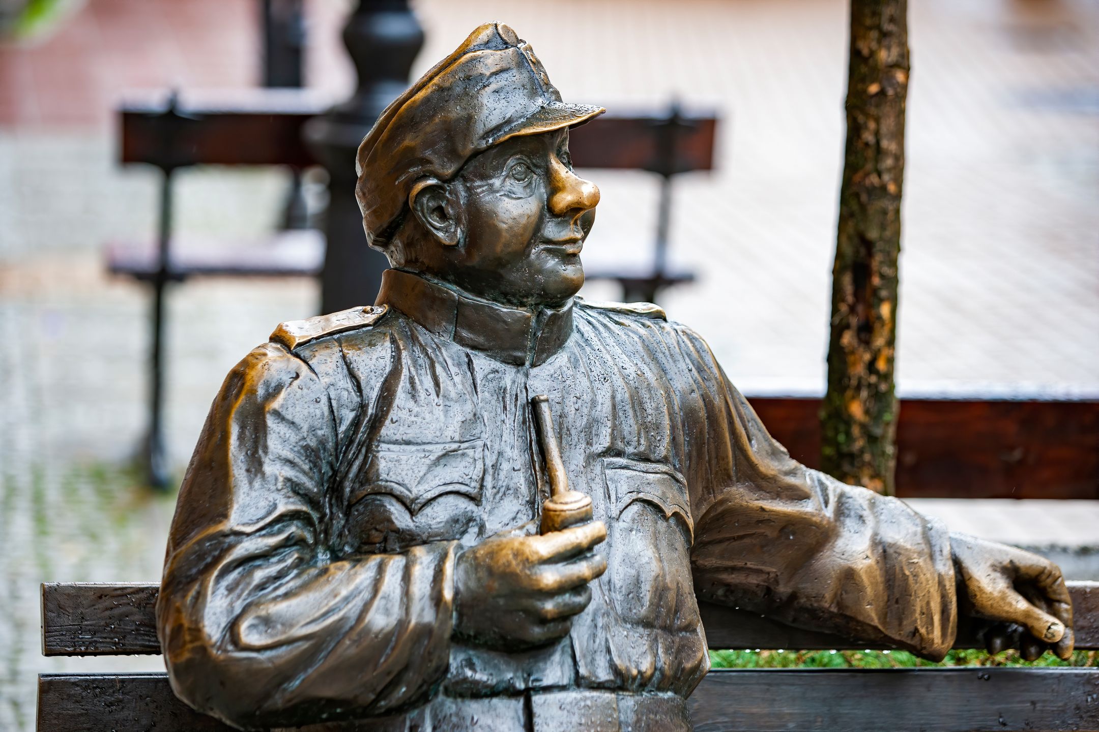 Ławeczka wojaka Szwejka - jeden z punktów na międzynarodowym szlaku turystycznym "Śladami dobrego wojaka Szwejka"