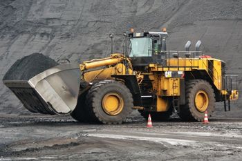 Polski węgiel zalega na zwałach. Elektrownie wybierają import