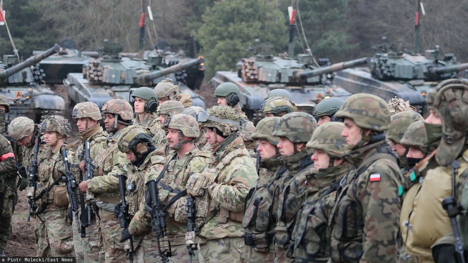 Polskie wojsko podczas ćwiczeń nad rzeką Narew, listopad 2021 r.