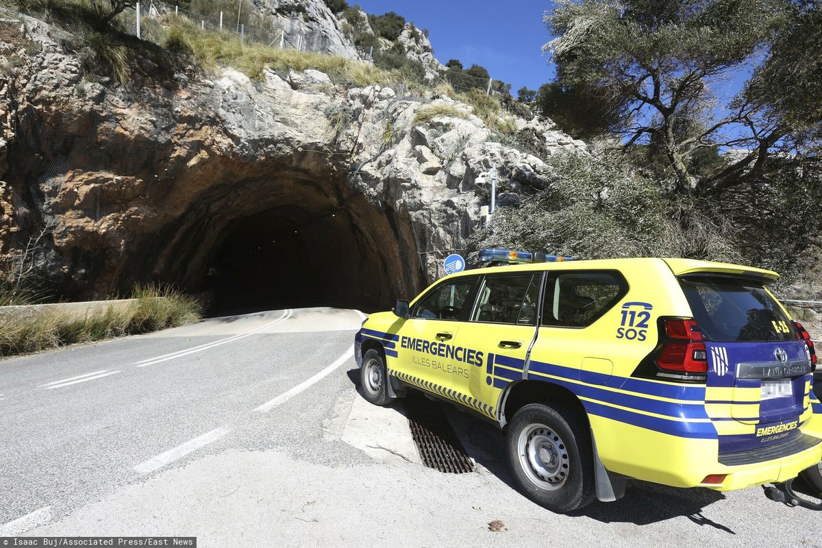 Samochód ratowniczy w paśmie górskim Serra de Tramuntana w Soller, Majorka, Baleary (Hiszpania).