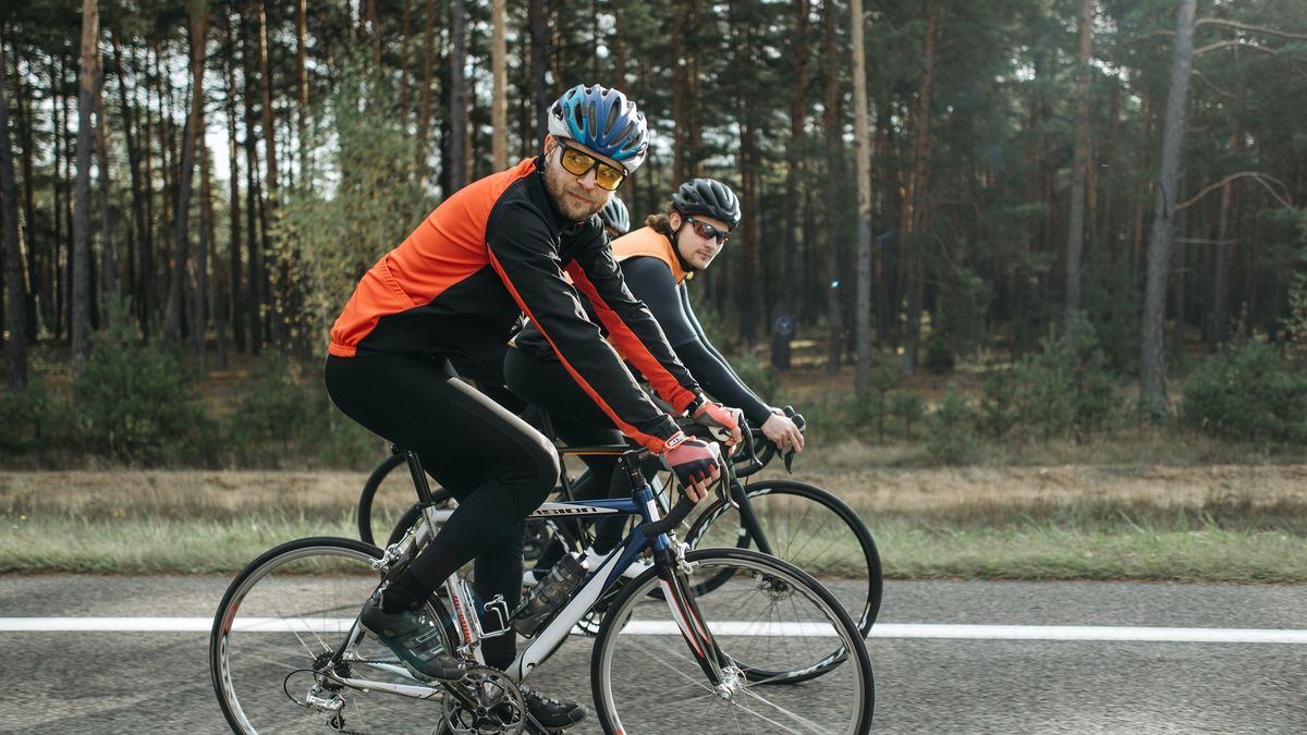 Mężczyźni na rowerach szosowych.