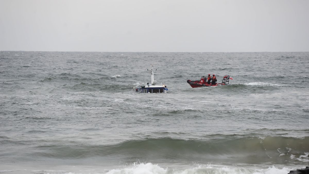 Akcja na Bałtyku. Ratownicy przy przewróconej łodzi