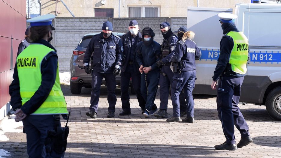 Tragiczny finał imprezy w Mądrzechowie.  Jeden z podejrzanych doprowadzany na przesłuchanie w Bytowie