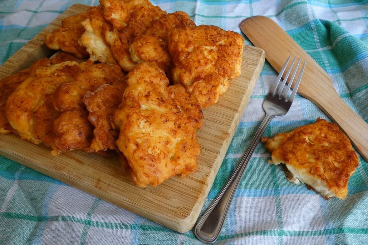 Kotleciki z kurczakiem, majonezem i serem są bardzo proste w przygotowaniu. Danie idealnie sprawdzi się jako szybki obiad. 