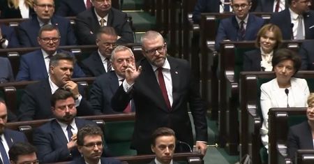 Nietypowe zachowanie Grzegorza Brauna. Jako jedyny ślubował w inny sposób