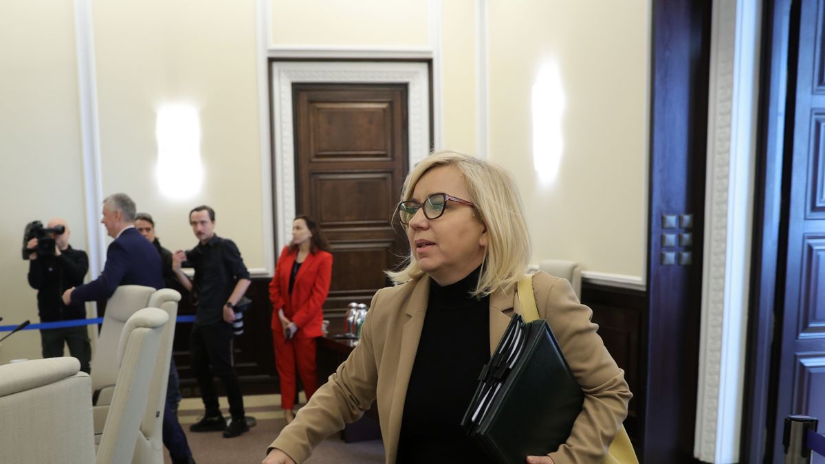 Warszawa, 09.01.2024. Minister klimatu i środowiska Paulina Hennig-Kloska (C) podczas posiedzenia rządu, 9 bm. w siedzibie Kancelarii Prezesa Rady Ministrów w Warszawie. Ministrowie mają m.in. wysłuchać informacji szefa resortu rozwoju i technologii o kierunku i harmonogramie prac legislacyjnych wdrażających tzw. urlop dla przedsiębiorców - "Wakacje od ZUS". (ad) PAP/Rafał Guz