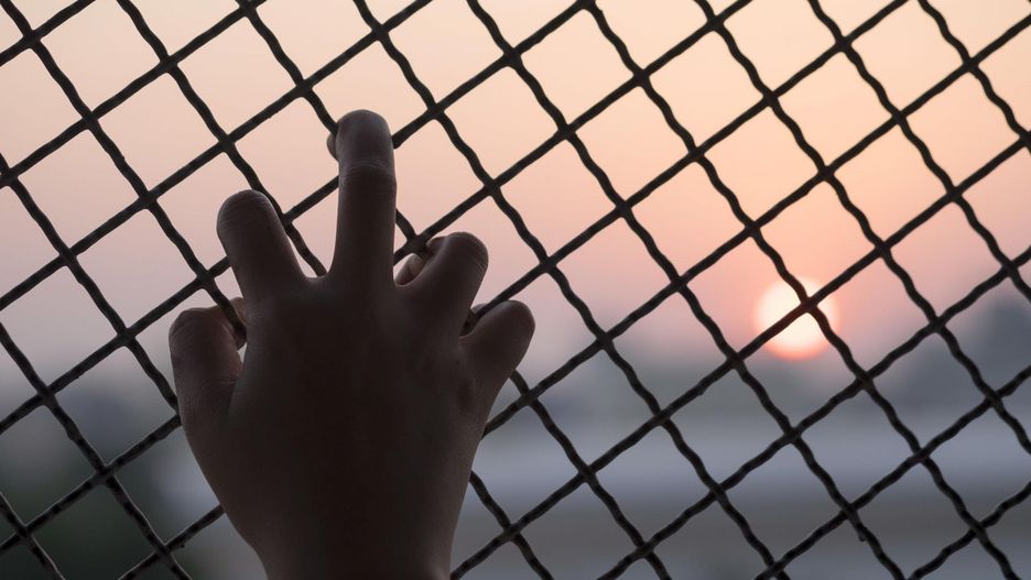 Placówkę otacza wysokie ogrodzenie z kolczastym drutem, w oknach są kraty, a pacjenci nie mogą samodzielnie przemieszczać się po budynku