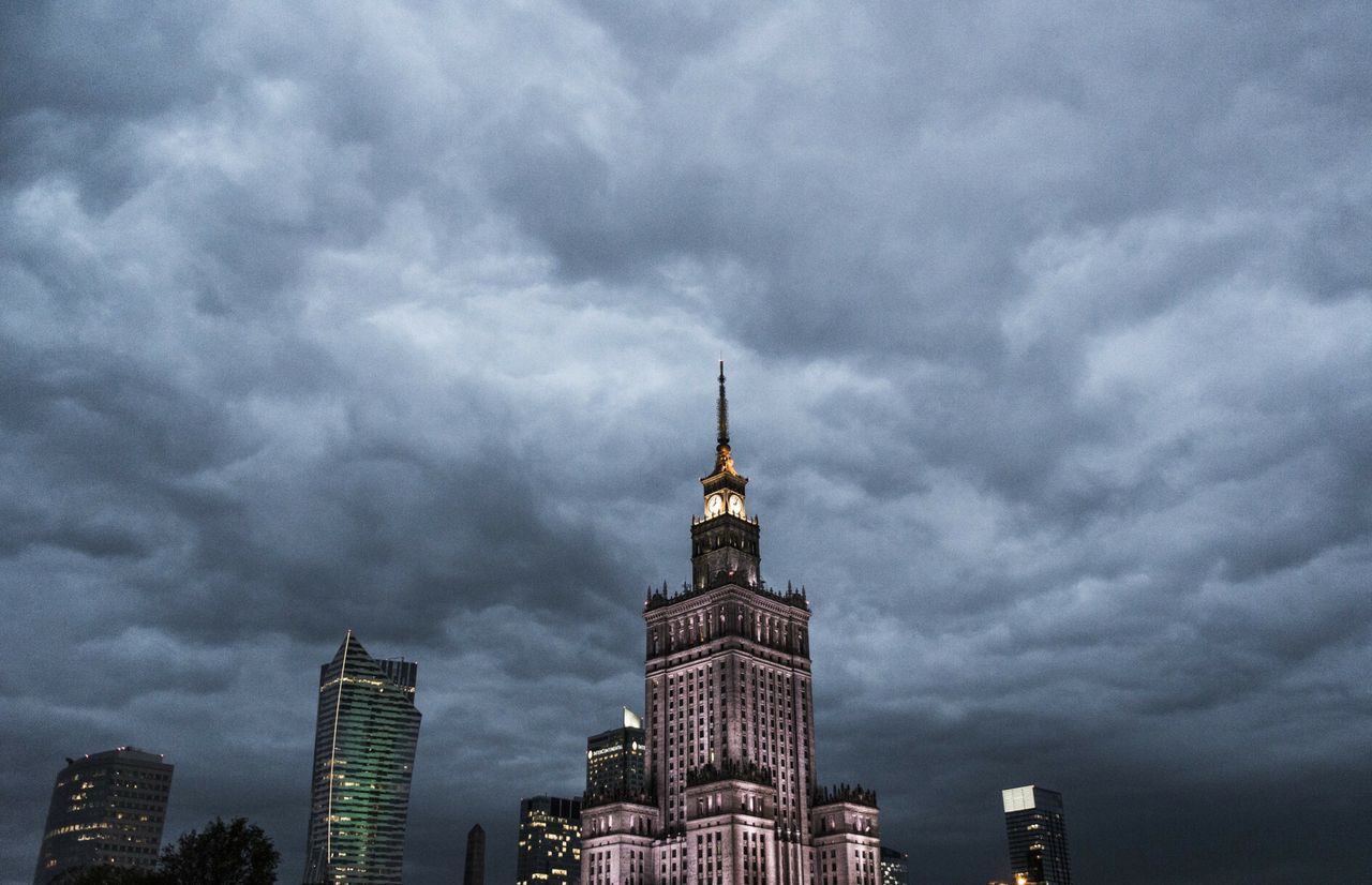 Nad złotym zbierają się czarne chmury. Polską walutę czeka seria ciosów