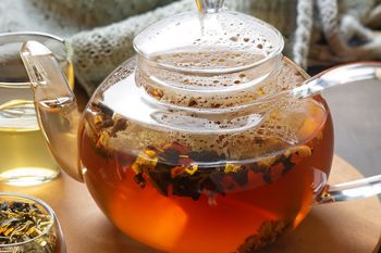 Pij wieczorem. Ukoisz jelita i zapobiegniesz wzdęciom