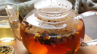 Pij wieczorem. Ukoisz jelita i zapobiegniesz wzdęciom