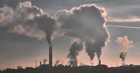 Smog a poronienia. Przebadali 45 tys. ciąż. Dane są przerażające