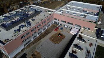Wrocław: Szkoła za 90 mln złotych powstaje na południu. Potężny budynek pomieści 1200 uczniów i przedszkolaków