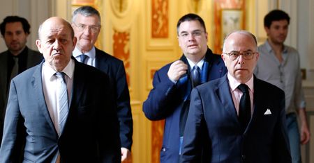 Francja: minister spraw wewnętrzny mobilizuje rezerwistów