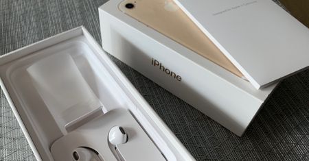 Starsze iPhone'y także bez przejściówki. Apple zmieniło zawartość pudełek