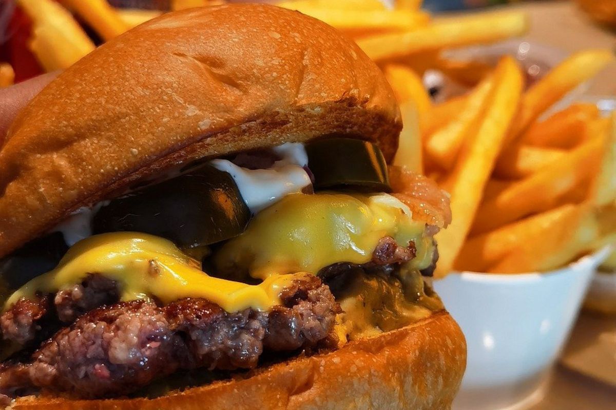 Śmieciowe jedzenie zwiększa ryzyko raka jelita grubego, wątroby, żołądka