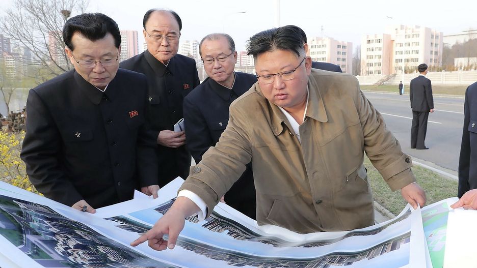 Kim Dzong Un na budowie apartamentowc�w
In this undated photo provided on Thursday, April 1, 2021, by the North Korean government, North Korean leader Kim Jong Un, right, visits the construction site of the residential district of terraced apartment buildings on the bank of the Pothong River in Pyongyang, North Korea. Independent journalists were not given access to cover the event depicted in this image distributed by the North Korean government. The content of this image is as provided and cannot be independently verified. (Korean Central News Agency/Korea News Service via AP)
KCNA via KNS
