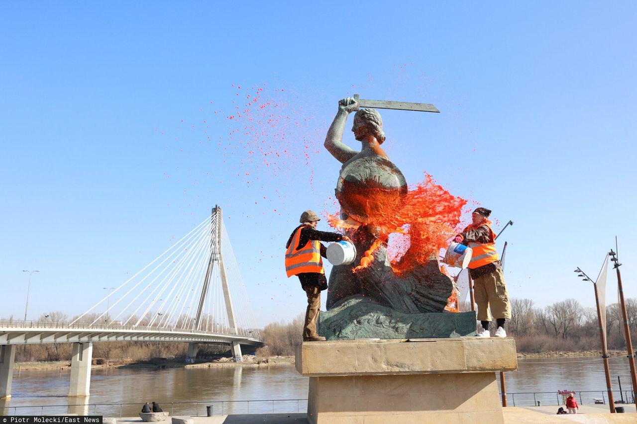 Warszawska Syrenka oblana farbą przez aktywistki, 08.03.2024