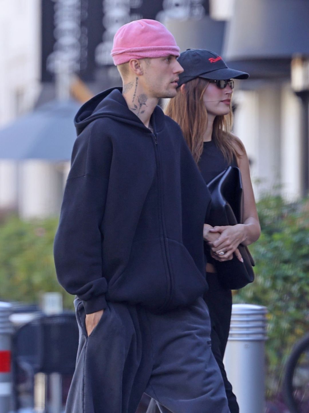 Bieberowie maszerują pod rękę do restauracji 