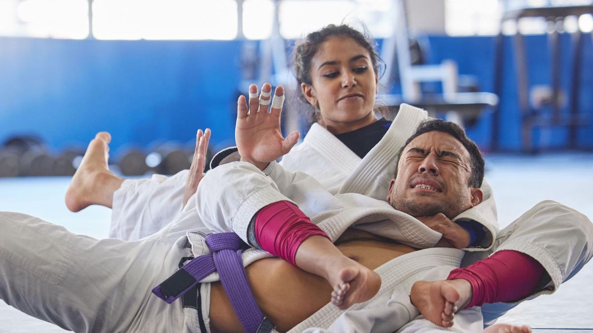 Brazylijskie jiu jitsu to głównie walka w parterze. Celem brazylijskiego jiu jitsu jest powalenie przeciwnika na matę oraz obezwładnienie go.