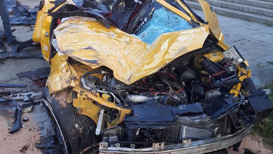 Tak wyglądała żółta meganka po wypadku w Krakowie. Kierowca i pasażerowie nie mieli szans