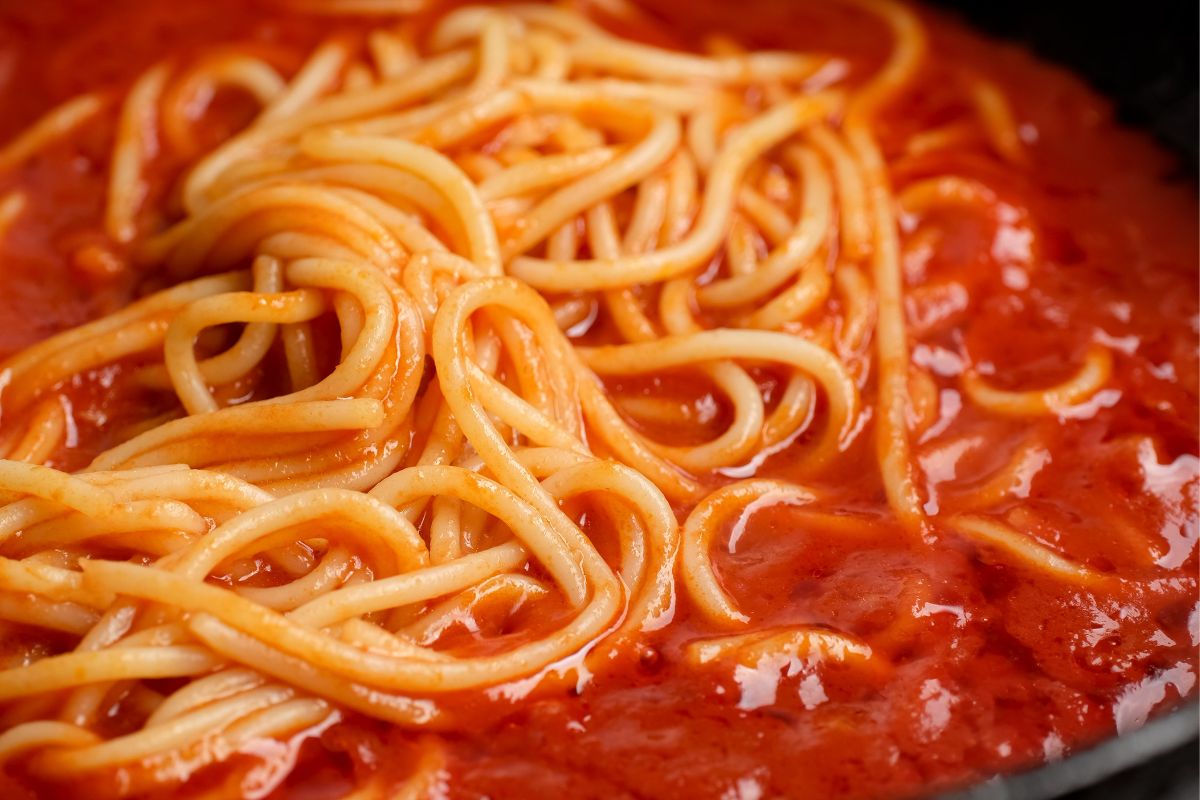 Makaron z sosie pomidorowym to już polska klasyka