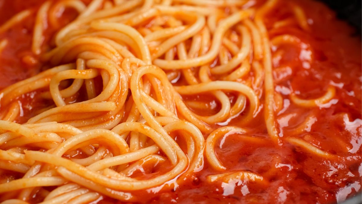 Makaron z sosie pomidorowym to już polska klasyka