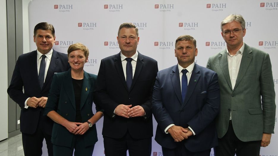 Na zdjęciu od lewej: Paweł Pudłowski – wiceprezes Polskiej Agencji Inwestycji i Handlu; Agata Wojda – prezydentka miasta Kielce, Krzysztof Paszyk – minister rozwoju i technologii, Michał Skotnicki – wicewojewoda świętokrzyski, Adam Jarubas – poseł do Parlamentu Europejskiego
