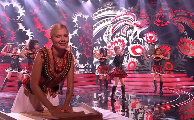 Marta Bijan jako Cleo w "Twoja Twarz Brzmi Znajomo"