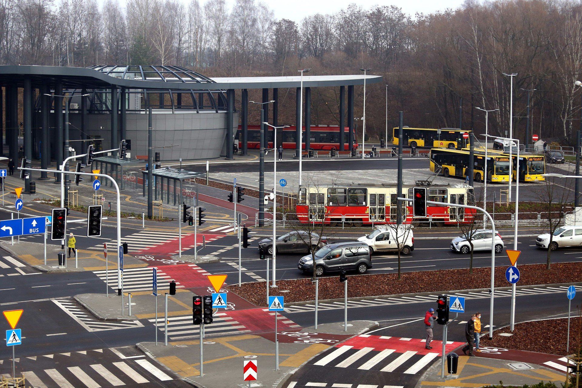W ramach przebiegu nowej linii powstanie sześć przystanków tramwajowych, z których trzy będą także zapewniały możliwość bezpośredniego przesiadania się na autobus w systemie &#34;drzwi - drzwi&#34;. Jedną z największych zalet tramwaju na południe będzie jego szybkość. Średni czas podróży tramwajem z Kostuchny do Rynku wyniesie w godzinach szczytu ok. 20-24 minuty