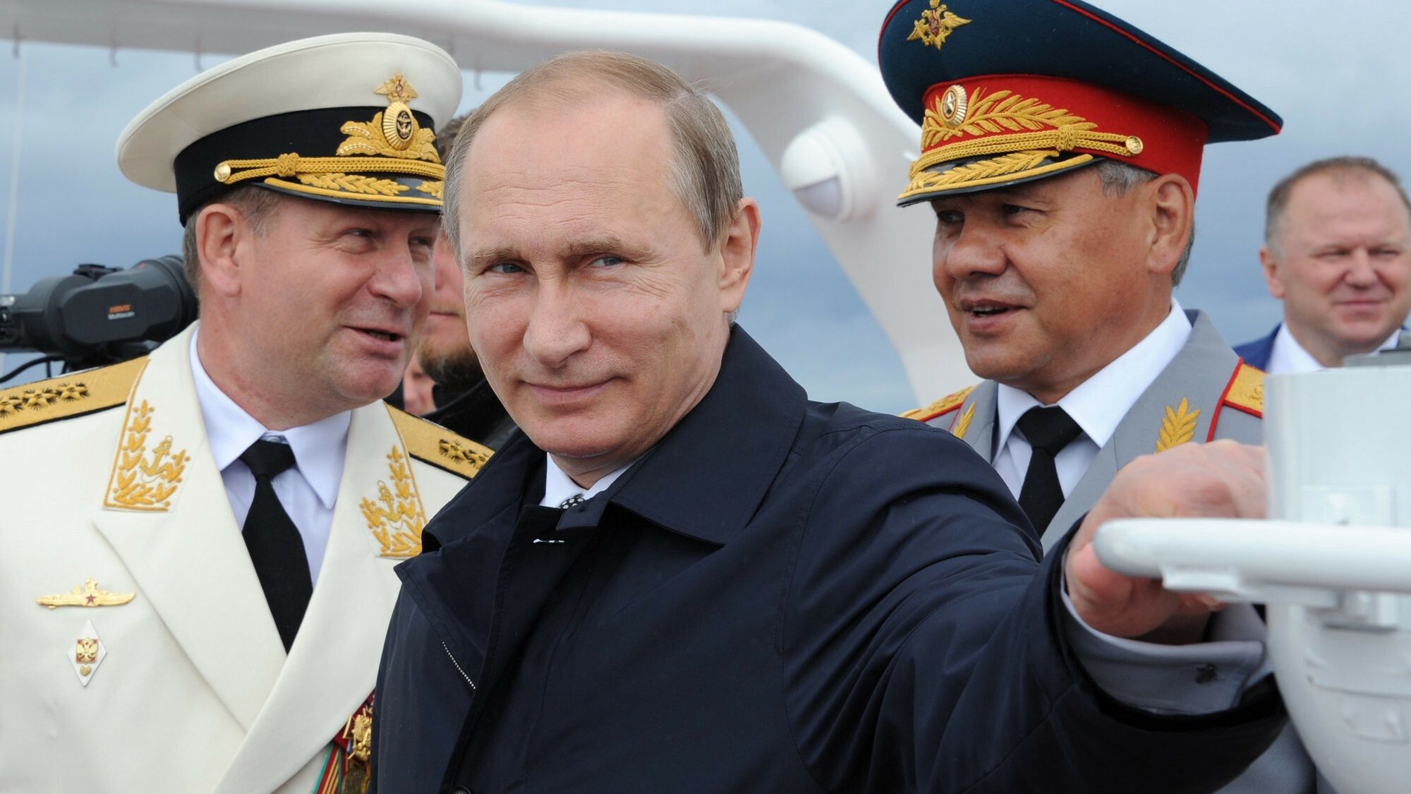 Władimir Putin i minister obrony Rosji Siergiej Szojgu w porcie w Bałtijsku w Obwodzie Kaliningradzkim. Obwód pełni ważną rolę w polityce Putina wobec Zachodu: straszaka rakietowego