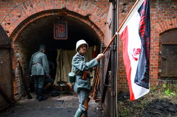 Poznański Zlot Rekonstrukcyjny w Forcie VII. Wystawa sprzętu wojskowego, dioramy i pokazy grup rekonstrukcyjnych